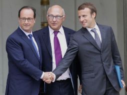 El presidente de Francia François Hollande (i), saluda a su nuevo ministro de Economía, Emmanuel Macron (d). AP /