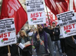 Sindicatos opositores, con apoyo de partidos de izquierda marchan por el centro de la capital argentina. EFE /