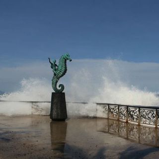 Cierran playas de Puerto Vallarta por alto oleaje