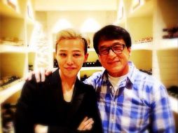 El actor chino junto a su hijo. En la red social Weibo el padre expuso su indignación y dolor al conocer la noticia. ESPECIAL /