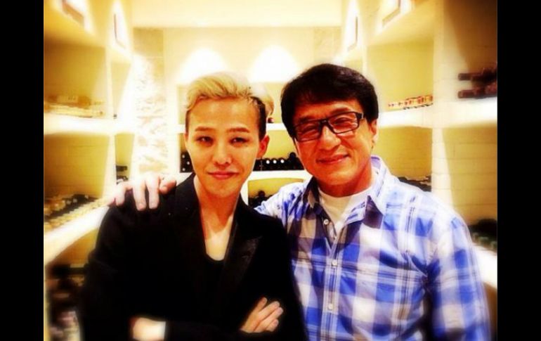 El actor chino junto a su hijo. En la red social Weibo el padre expuso su indignación y dolor al conocer la noticia. ESPECIAL /