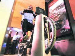 PEDALEA. El titular de la Sepaf, Ricardo Villanueva Lomelí, se montó a una de las bicicletas que circularán en Guadalajara.  /