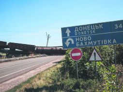 Bloqueos. Varios vagones del tren obstaculizan el paso por la carretera que comunica a Jakov con Donetsk. EFE /