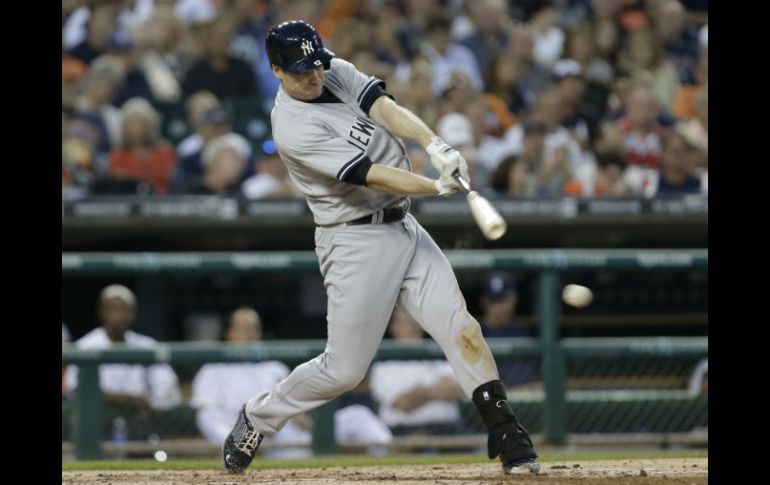 Chase Headley dispara uno de los nueve sencillos que dieron los Yanquis en el tercero. AP /