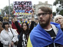 Cientos de ucranianos participan en una protesta junto al Ministerio de Defensa. Rusia niega envío de tropas a Ucrania. EFE /