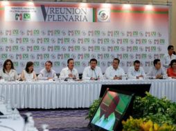 El secretario de Gobernación, en la quinta reunión plenaria de los Senadores del PRI y PVEM. Foto: ‏@osoriochong. ESPECIAL /