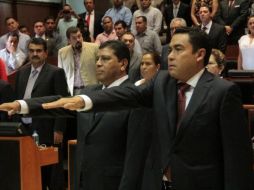 Imagen de la toma de protesta de Espartaco Cedeño (i) y Vega Pámanes (d). Tomada de @LegislativoJal. ESPECIAL /