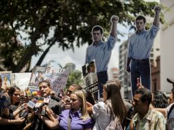 El abogado de Leopoldo López, Juan Gutiérrez, ofrece declaraciones en las inmediaciones del Palacio de Justicia. EFE /