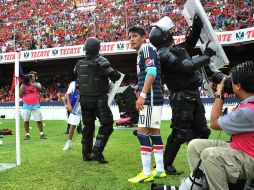 La afición veracruzana arrojó objetos desde la tribuna a Reyna y éste respondió con un gesto obsceno. MEXSPORT /