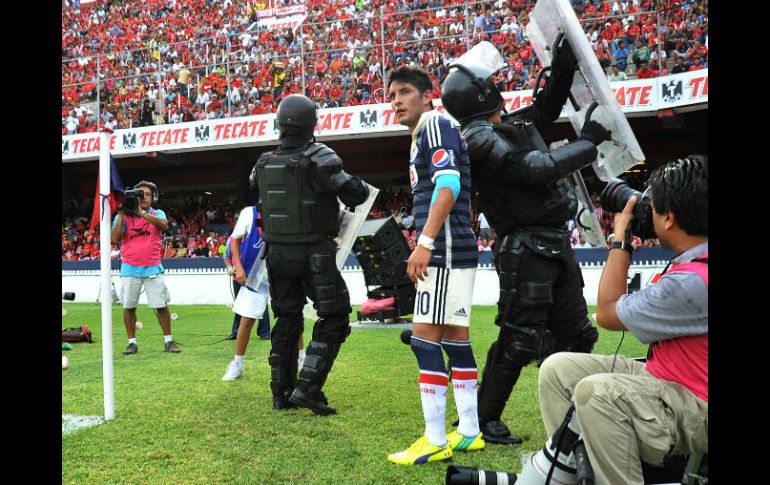 La afición veracruzana arrojó objetos desde la tribuna a Reyna y éste respondió con un gesto obsceno. MEXSPORT /