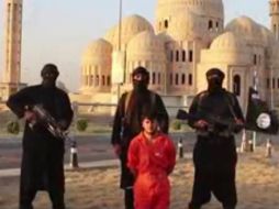 En el video aparece el soldado de rodillas antes de ser ejecutado. ESPECIAL /