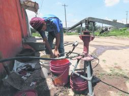 Los Amiales. Trabajadores realizan pruebas en las tuberías recién instaladas.  /