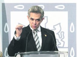 El jefe de Gobierno del DF, Miguel Ángel Mancera, al presentar su decálogo que demuestra que es posible el incremento.  /