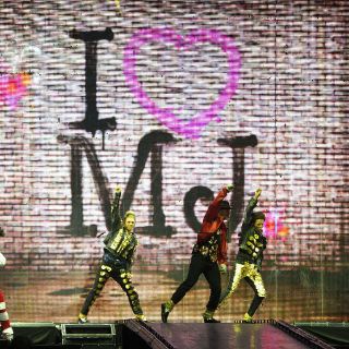 Encantan acróbatas del Soleil