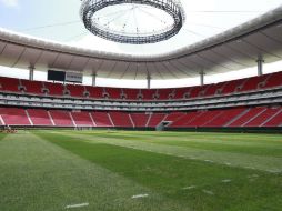 En la cancha del Omnilife trabajan ocho personas y es supervisada por expertos en el mantenimiento de superficies de alta competencia.  /