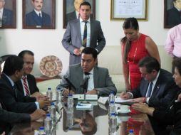 Luis Carlos Vega (c) y Luis Carlos Nájera (d) firman el acuerdo.  /