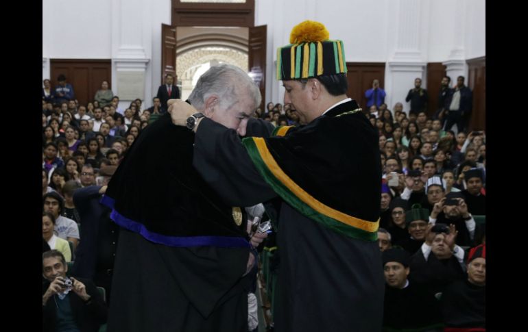 Antonio Gamoneda recibe Honoris Causa de manos del rector de la UAEM, Jorge García Olvera. EFE /