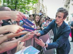 Peter Capaldi, el nuevo Dr. Who, firma autógrafos durante su paso para promocionar la serie en la capital mexicana. ESPECIAL /