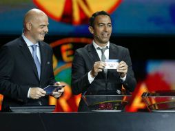 El ex futbolista Youri Djorkaeff y el secretario general de la UEFA, Gianni Infantino, durante el sorteo.  /