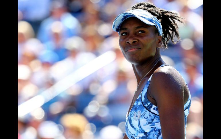 Venus Williams queda a dos puntos de los octavos de final ante Sara Errani, quien logró imponerse. AFP /