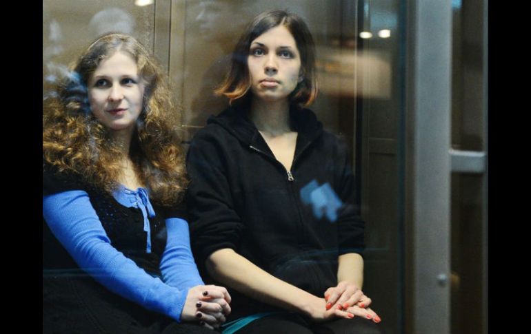 Las integrantes de Pussy Riot pasaron 22 meses encarceladas por interpretar una canción punk contra Vladimir Putin. ARCHIVO /
