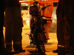 Según los indicios, al circular por avenida Patria sufrieron un derrape que provocó que la moto se fuera contra un poste. ARCHIVO /