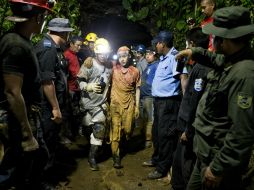 Un joven minero de 16 años sale del lugar luego de ser rescatado. AP /