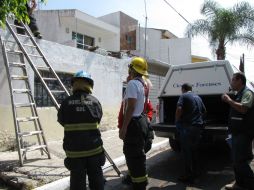 Bomberos acudieron al lugar para efectuar la recuperación del cuerpo y para que los Médicos Forenses pudieran llevárselo.  /