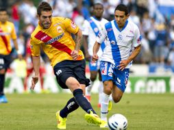 Acción de juego en el encuentro entre Puebla y Morelia. MEXSPORT /