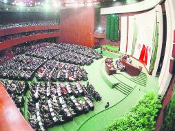 Representantes del PRI  han comenzado ya con la búsqueda de electores que firmen por la reducción de curules en el Congreso.  /