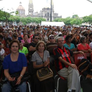 Bailan a ritmo de mariachi en Plaza Liberación