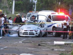 El vehículo choca contra dos postes de alumbrado público y arranca cinco árboles.  /