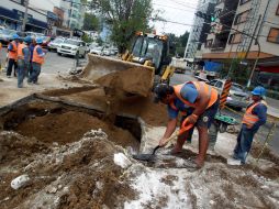 El SIAPA repara un ducto en el cruce de Manuel Acuña y Juan Palomar y Arias. Dos mil 500 kilómetros de tuberías necesitan renovarse.  /