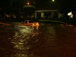 El nivel del agua en algunas colonias supera el metro y medio y los autos quedan atrapados entre el agua. ARCHIVO /