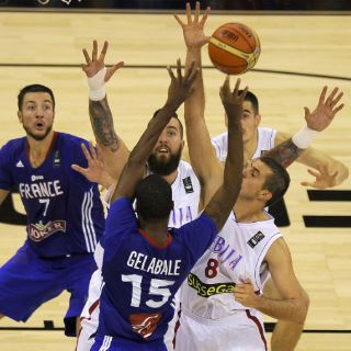 Francia gana por poco ante Serbia en Mundial de Basquetbol