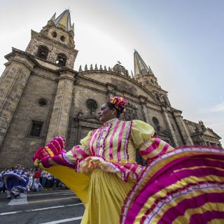Disfrutan desfile del Encuentro Internacional del Mariachi