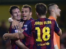 Messi, Sandro y Jordi Alba celebran el gol que les da la ventaja ante la escuadra del Villarreal. AFP /