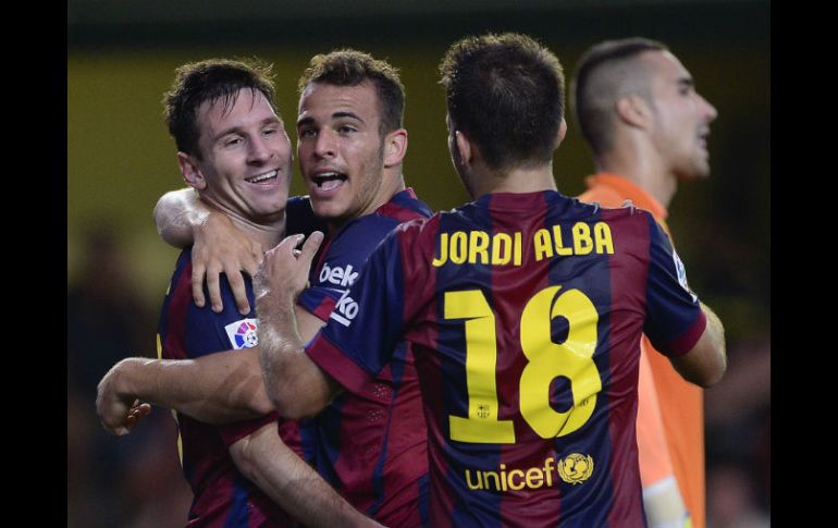 Messi, Sandro y Jordi Alba celebran el gol que les da la ventaja ante la escuadra del Villarreal. AFP /