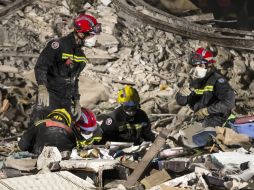 Equipos de rescate remueven escombros y desechos en busca de víctimas. EFE /