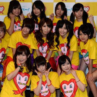 Actrices porno japonesas se dejan tocar para campaña contra el SIDA