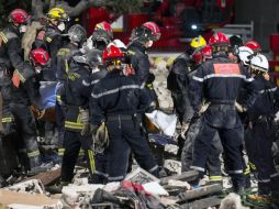 Unos cincuenta bomberos conitnúan los trabajos de búsqueda de supervivientes. EFE /