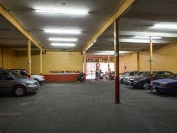 Cuando el estacionamiento cuente con varios niveles, habrá pantallas generales que informen a cuál de ellos conviene dirigirse. ARCHIVO /