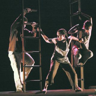 Una Bestia se estaciona en el Teatro Experimental