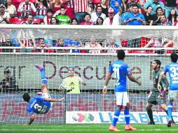 El central ex rojiblanco, 'Maza' Rodríguez (3), despeja espectacularmente el balón en la mejor llegada de Chivas ayer en el Omnilife. MEXSPORT /