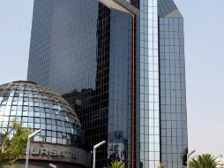 En el mercado de divisas el peso inició la sesión sin cambios al cotizar en alrededor de 13.08 pesos por dólar. ARCHIVO /