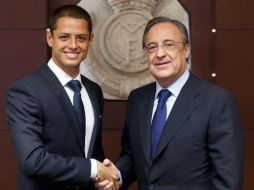 Javier aquí con el presidente del equipo, Florentino Pérez. Foto: @RealMadrid. ESPECIAL /