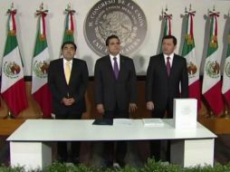 Osorio Chong entregó al presidente de la Cámara baja, Silvano Aureoles, el documento. Imagen de @segob_mx. ESPECIAL /