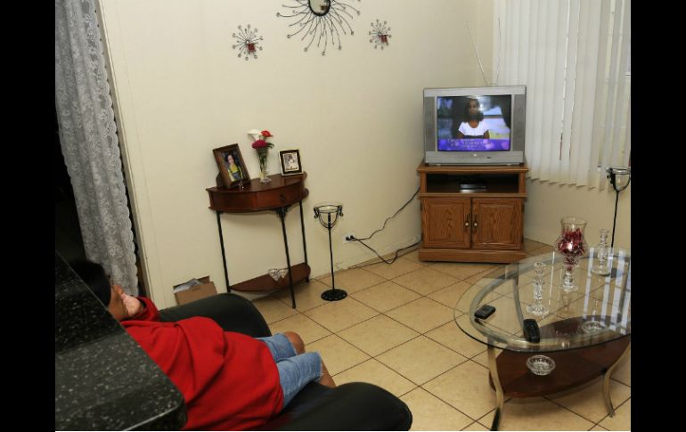 Se sugiere que los espectadores tomen medidas para reducir la ingesta impensada, o eviten los alimentos calóricos cuando miran TV. ARCHIVO /