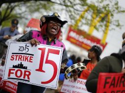 Manifestante piden un aumento a 15 dólares por hora como salario mínimo. AP /