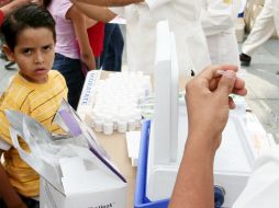 Se desplegaron varias campañas para combatila, como vacunación, reparto de tripticos y productos de limpieza. ARCHIVO /